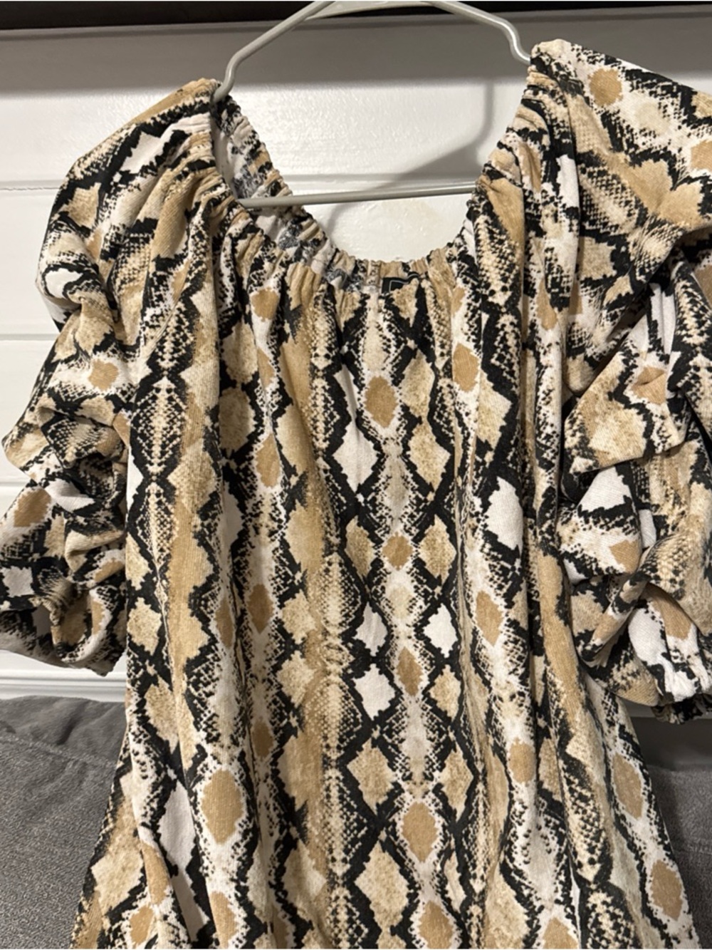 Coco Blanco ruffle sleeved Snake Print Blouse in Beige, Black & White EUC